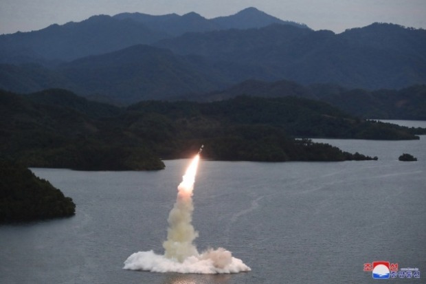 사진은 9월 25일 평안북도 태천군 일대 저수지에서 동해상으로 발사된 잠수함탄도미사일(SLBM).(사진=연합뉴스)