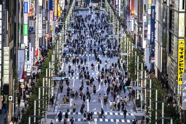 일본 도쿄의 번화가인 긴자 지구에서 행인들이 해질 무렵의 거리를 오가고 있다.(사진=연합뉴스)