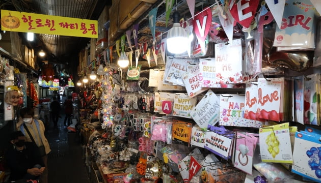 10월 31일 서울 한 시장에서 핼러윈 등 파티용품을 판매하고 있다.이태원 참사로 유통업계는 핼러윈 관련 행사를 전면 취소 했다. (사진=연합뉴스)