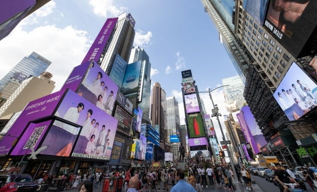 삼성전자가 8월 10일(현지 시간) 미국 뉴욕 타임스스퀘어에서 삼성전자와 방탄소년단(BTS)의 '갤럭시Z 플립4 X BTS' 협업 영상을 처음 공개했다. 사진=삼성전자 제공