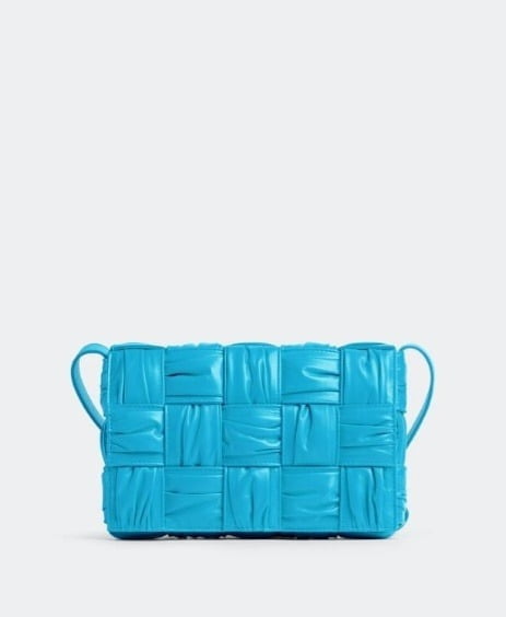 2022년 나온 카세트 백
사진 출처 : bottegaveneta.com