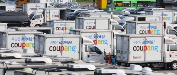 서울 시내의 한 주차장에 세워진 쿠팡 배송차량들 모습. /연합뉴스
