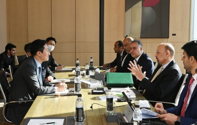 정기선 HD현대 대표와 칼리드 알팔레 사우디아라비아 투자부 장관이 서울 포시즌스호텔에서 환담을 나누고 있다. 사진=HD현대 제공