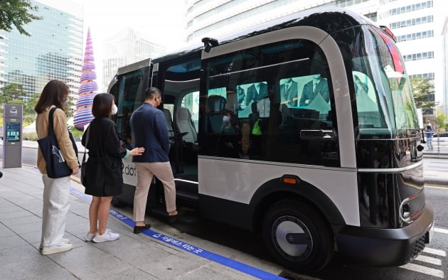 서울시가 9월 26일 청계천 일대에서 전기 자율주행 전용버스(셔틀버스) 시범 운행을 시작한다고 밝혔다. 사진은 청계광장 정류소에서 이날 오전 관계자들이 전기 자율주행 전용버스에 탑승하고 있는 모습. 사진=연합뉴스