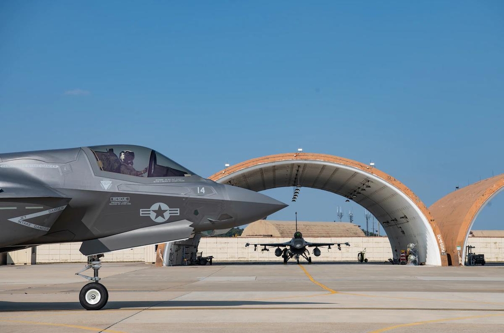 美 F-35B 4대 군산기지에 착륙…한국 지상기지 첫 전개