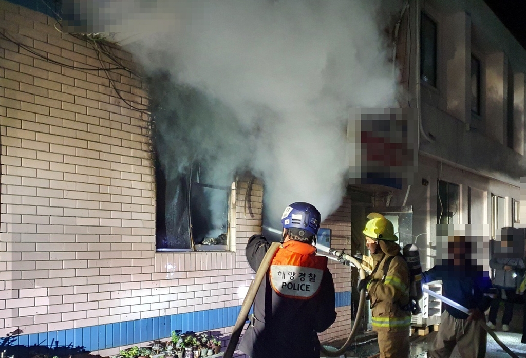 통영 사량도 노래방 건물서 불…거주자 2명 대피