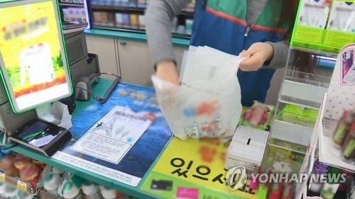 '편의점 비닐봉지 금지' 갑작스러운 계도기간 도입에 '갑론을박'