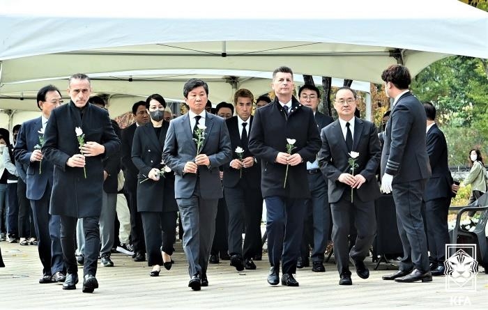 [이태원 참사] 벤투·벨 남녀축구대표팀 감독, 희생자 분향소 조문