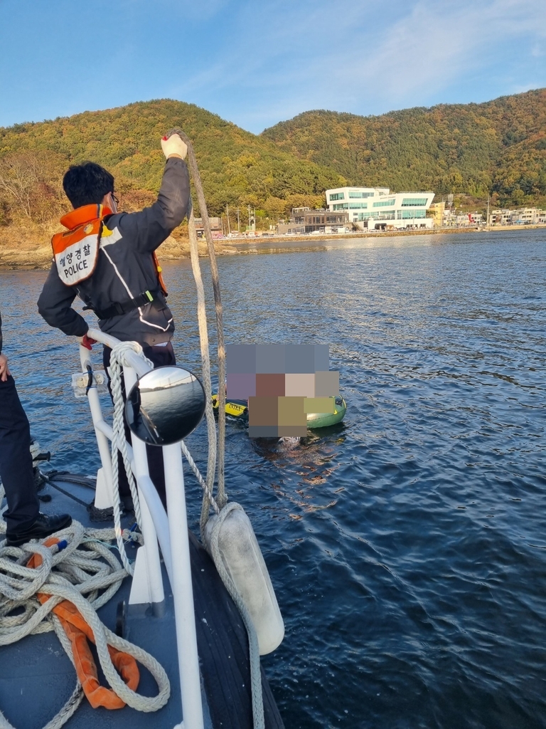 창원해경, 고무보트 타고 표류하던 10대들 구조