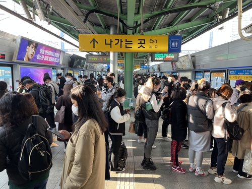 서울 지하철 1호선 아수라장…"열차에서 숨 못쉬겠다" 신고도