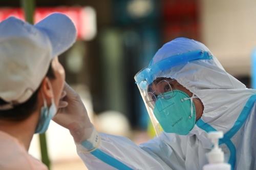 감염자 급증 중국 광둥성 '정밀방역' 고수…방역 완화 시험대?