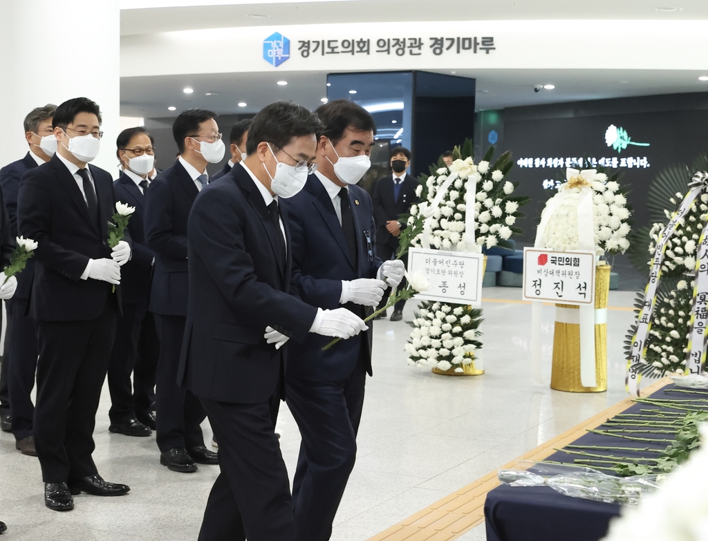 [이태원 참사] 경기도 합동분향소에 동년배 희생자 영정사진 나란히