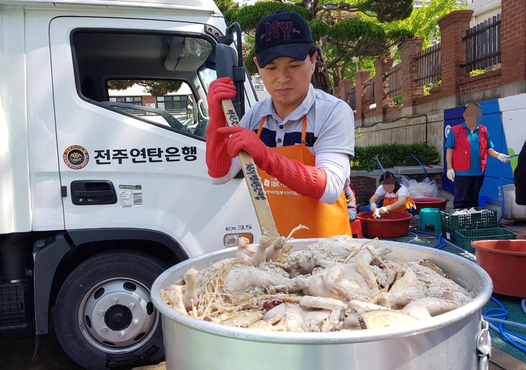 [#나눔동행] "온기 나누며 용기 얻었죠" 10년째 연탄배달봉사 박형진 씨