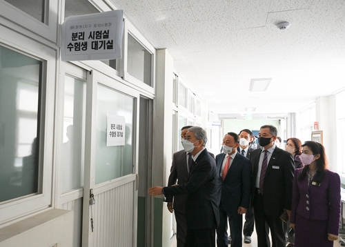 박종훈 경남교육감 "안전한 수능 시험장을"…방역복 입고 점검