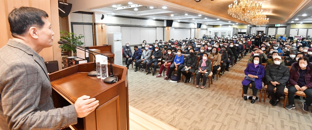 '기적 생환 광부' 옛 동료 만나 "정말 눈물겹도록 반갑습니다"