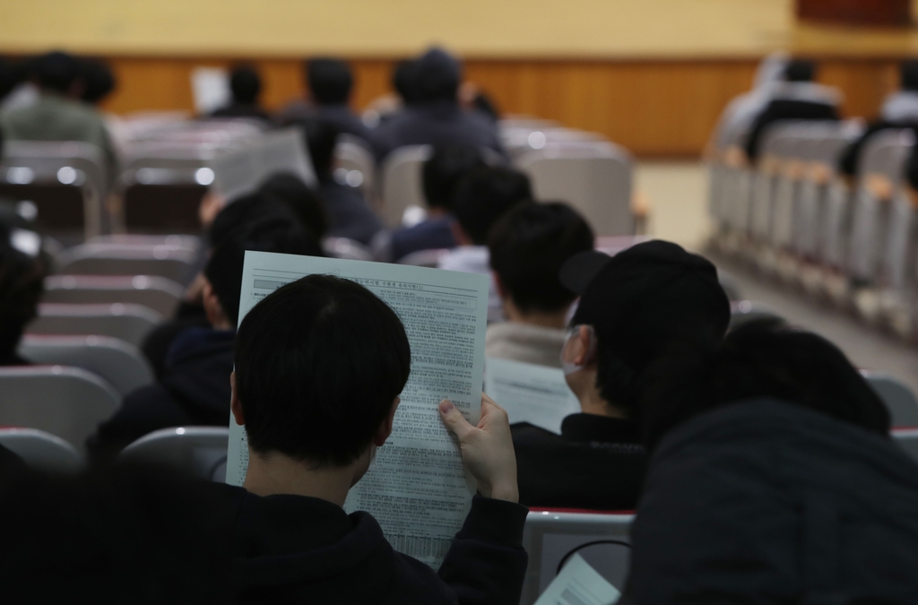 긴장된 표정 속 수능 예비소집…"준비한 대로 잘 쳤으면"