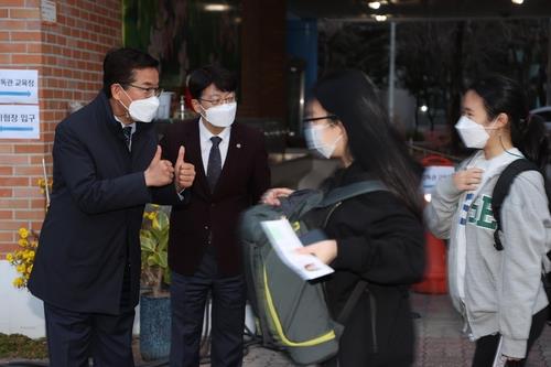 [수능] 눈인사·엄지척·포옹 응원…차분한 충북시험장