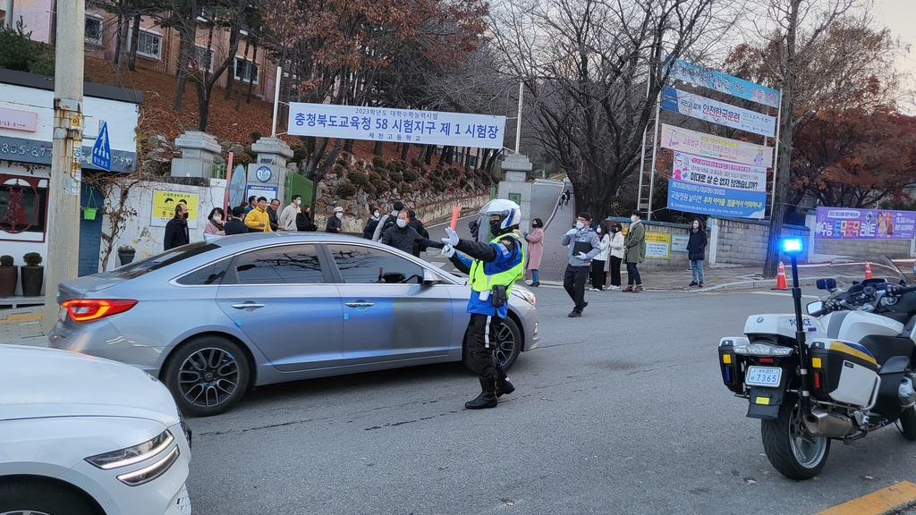 [수능] "시동이 안 걸려, 도시락·시계 깜빡" 충북경찰 수능 지원(종합)