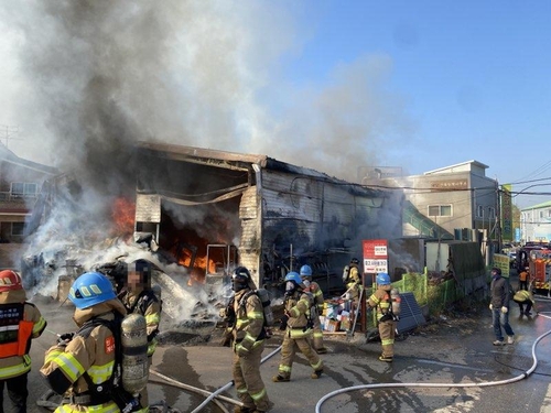 인천 종이상자 공장 화재 1명 부상…3시간여만에 진화(종합)