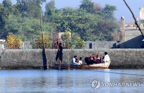 파키스탄 남부서 '홍수 배수로'에 밴 추락…"20명 이상 사망"