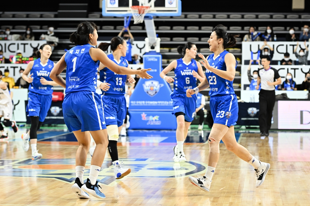 여자농구 우리은행, 2경기 연속 20점 차 이상 완승…단독 선두로