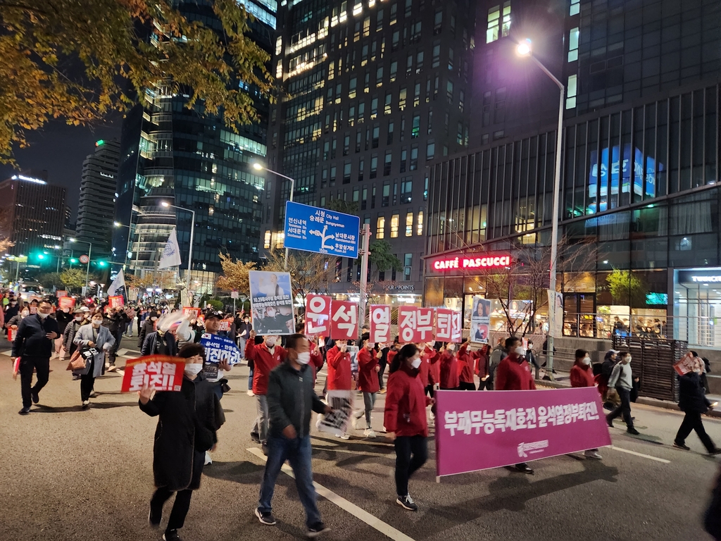 진보단체, 숭례문서 대규모 촛불집회…대통령실까지 행진