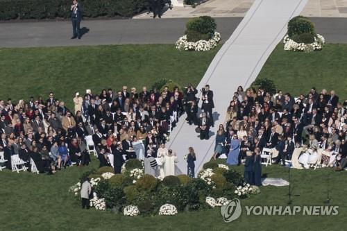 美대통령 손녀 백악관서 결혼…바이든 "사랑과 웃음 가득하길"