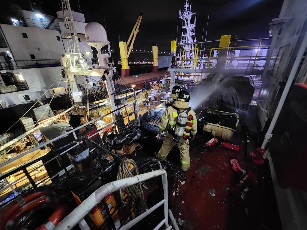 부산서 정박 중인 러시아 선박 화재…선원 22명 대피