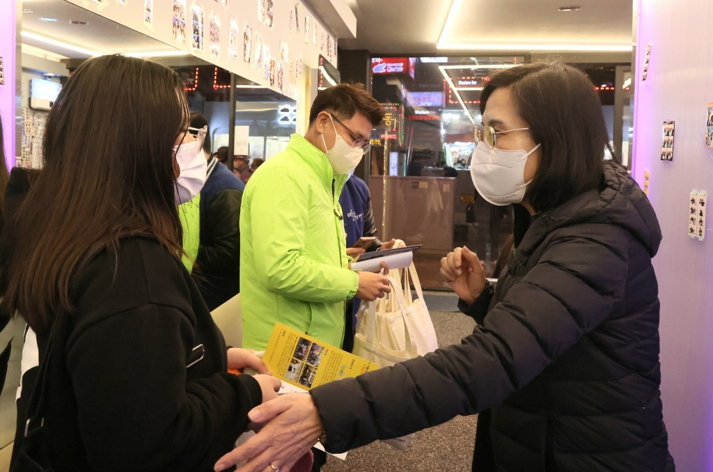 "담배 피지 마" 대신 "혹시 고민있니"…거리의 청소년 상담사들