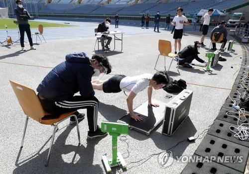 '무릎 대고 팔굽혀펴기' 경찰 채용 남녀 구분 없앤다