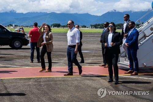 美 부통령, 필리핀서 中견제 가속…'영유권 분쟁' 남중국해 방문