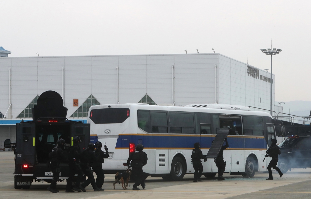 [사진톡톡] 김해공항 테러 훈련