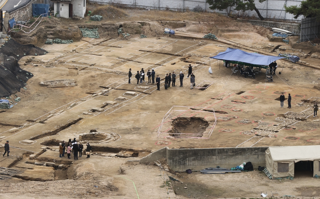 [사진톡톡] 덕수궁 선원전터 영역 살펴보는 참관객들