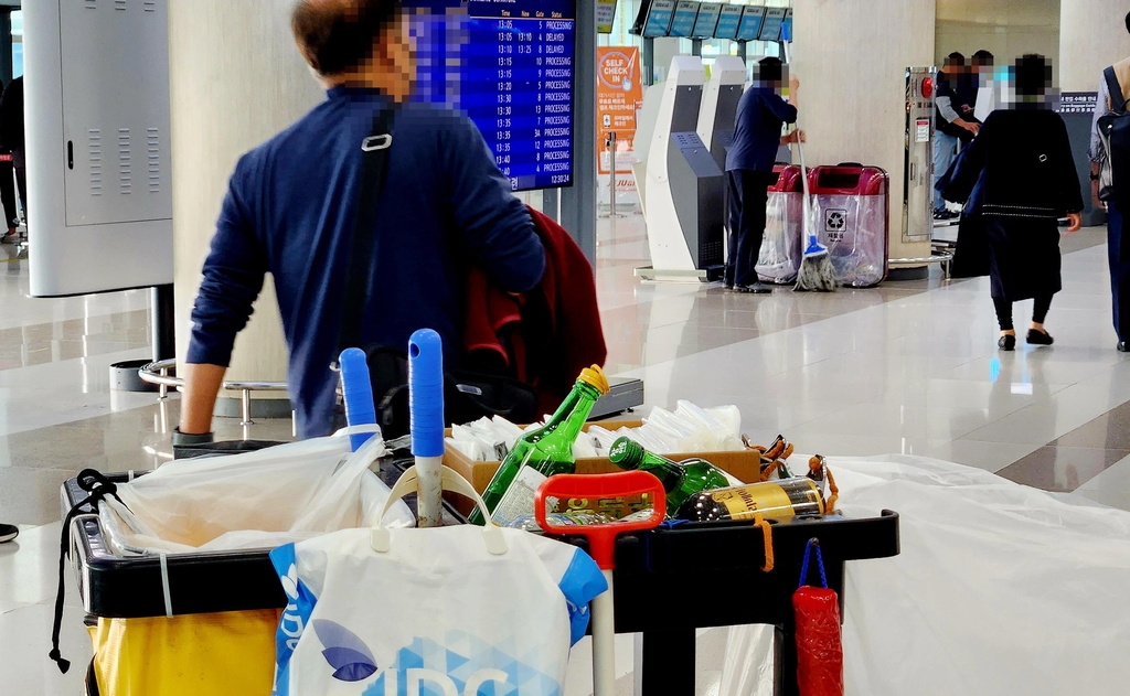 [제주공항 사람들] ⑥"화장실 갈치 손질에 샤워까지"…환경미화원 힘들어요