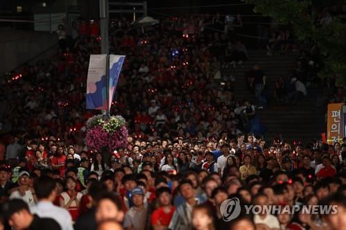 "첫째도 둘째도 안전"…월드컵 응원은 거리보다 '삼삼오오 치맥'