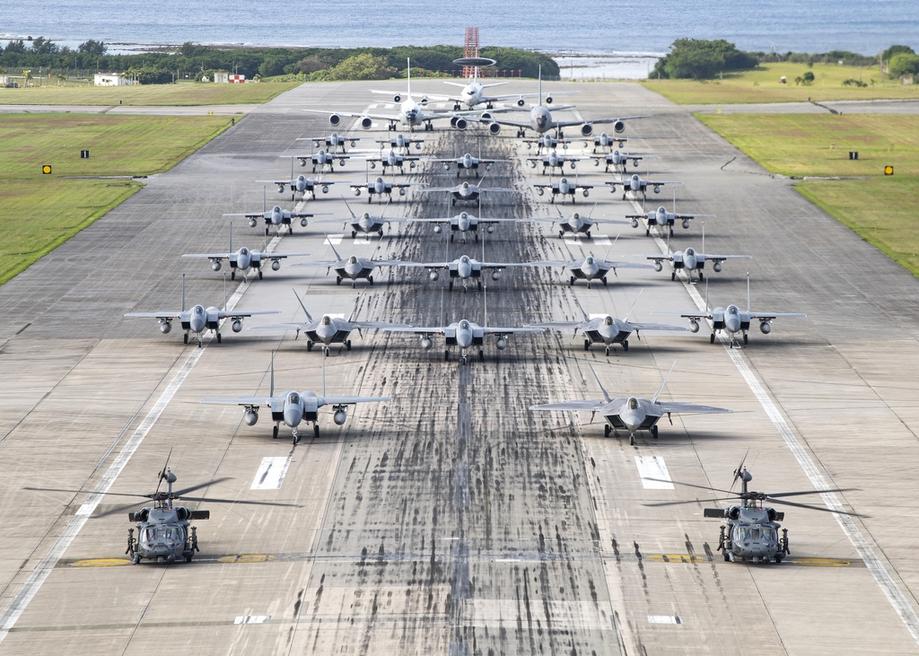 美 F-22A 등 30여대 日기지서 무력시위…"신속 운용역량 갖춰"