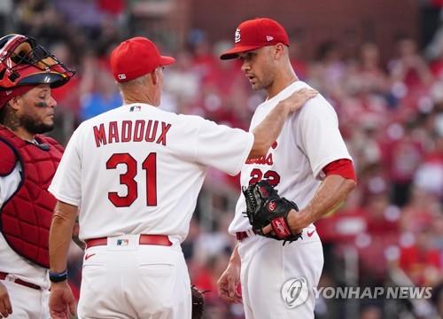 MLB의 인기 있는 투수코치 매덕스, 7년 만에 텍사스 복귀