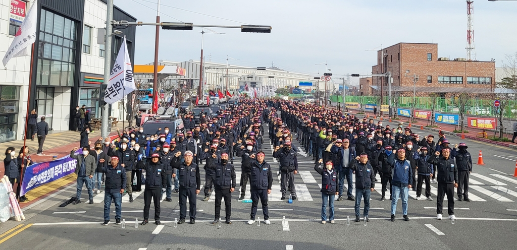 울산서도 화물연대 파업 출정식…현대차, 탁송에 직원 투입