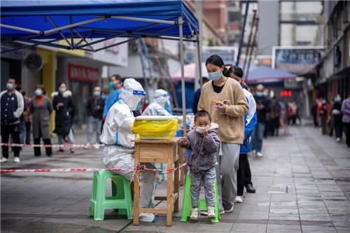 신규 감염자 역대 최다 중국, 올봄 '팬데믹'과 다른 점은