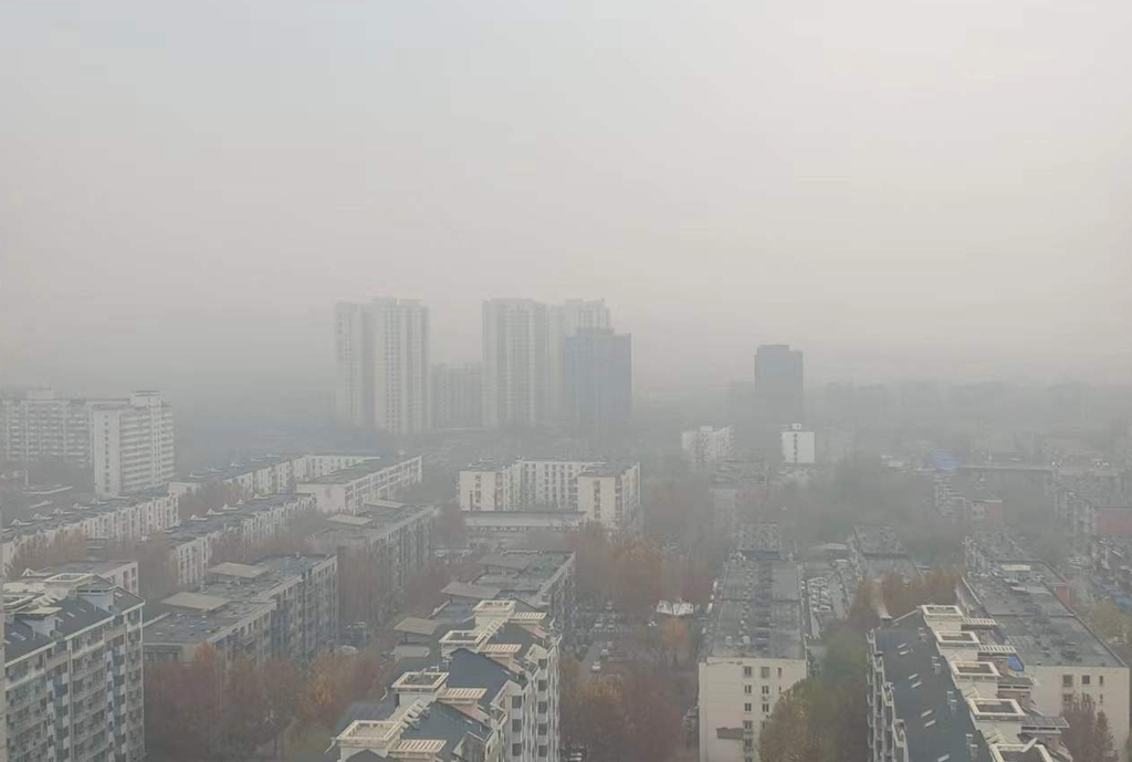 '흑백TV 보는 것 같아요'…베이징 온종일 뿌연 하늘
