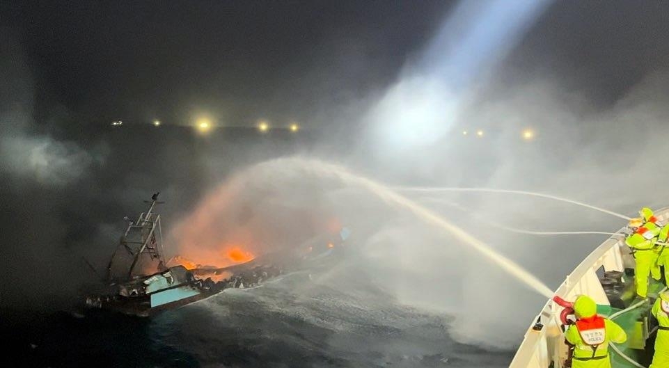 통영 욕지도 해상서 낚시어선 불…승선원 16명 인근 어선 대피