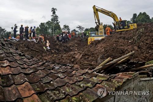 인니 지진 사망자 318명으로 늘어…여진 속 수색 지속
