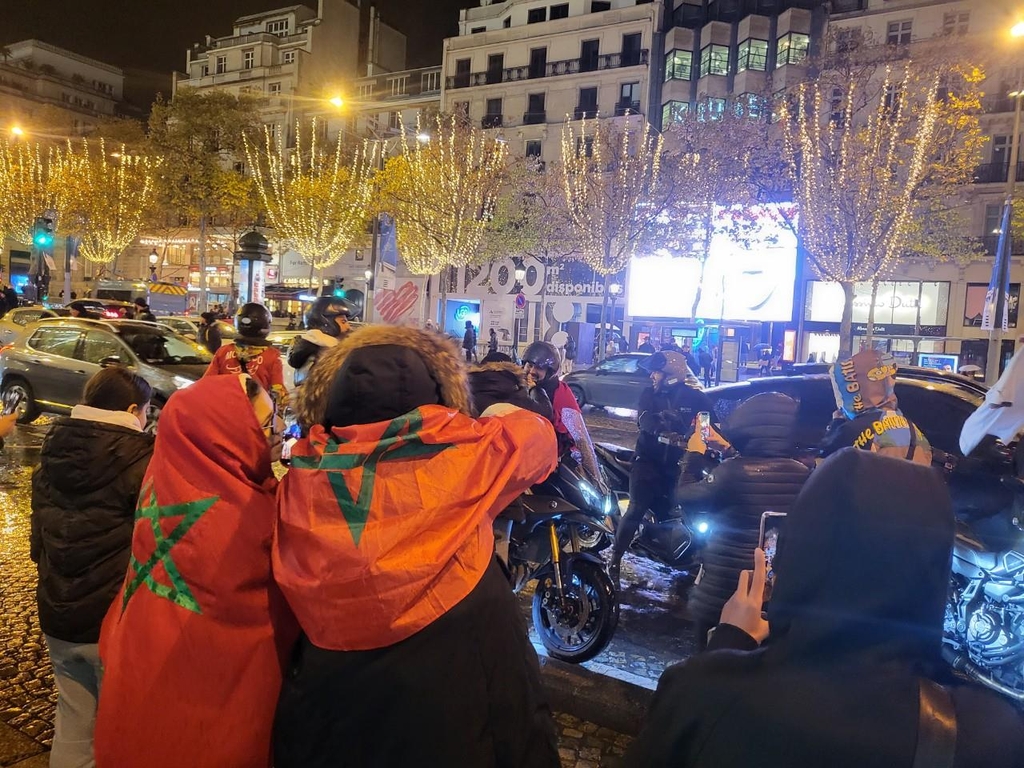 [월드컵] 휴일밤 샹젤리제 거리 가보니…모로코 승리 자축팬들로 아수라장