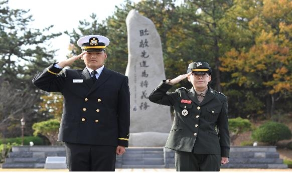 4대째 장교·육해공 3남매…해군·해병 사관후보생 100명 임관