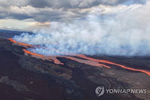 세계 최대 하와이 활화산 38년 만에 분화…정상부 용암 분출(종합)