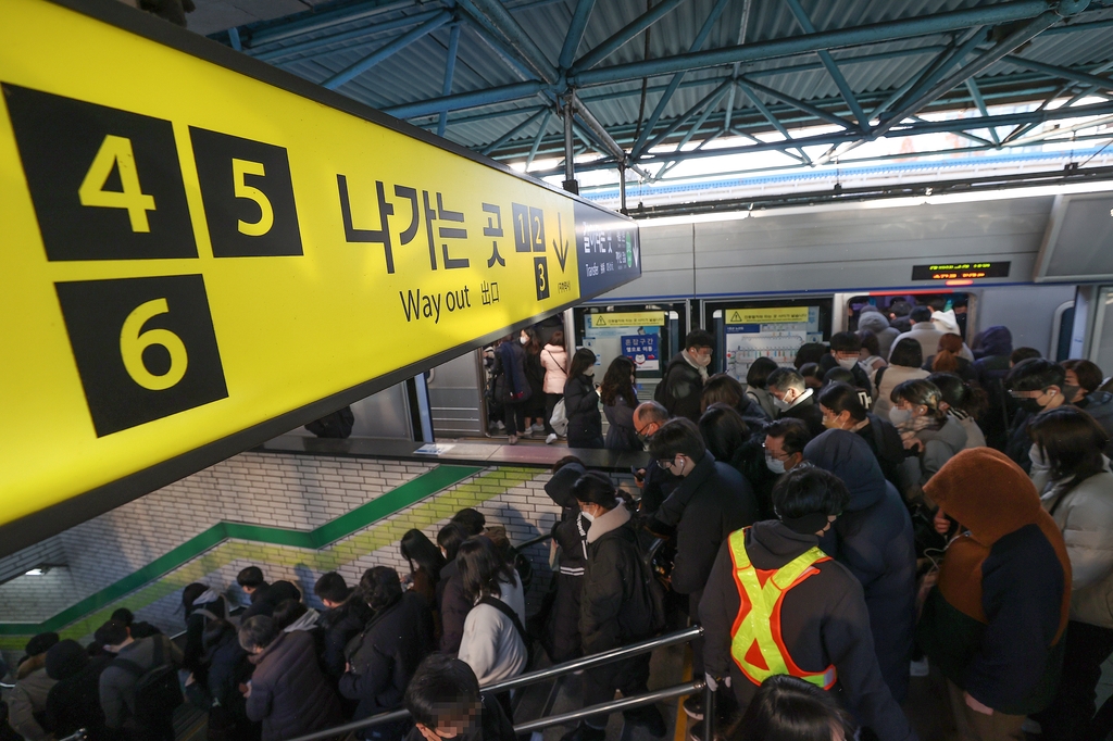 [사진톡톡] 서울교통공사 파업 첫 날 신도림역