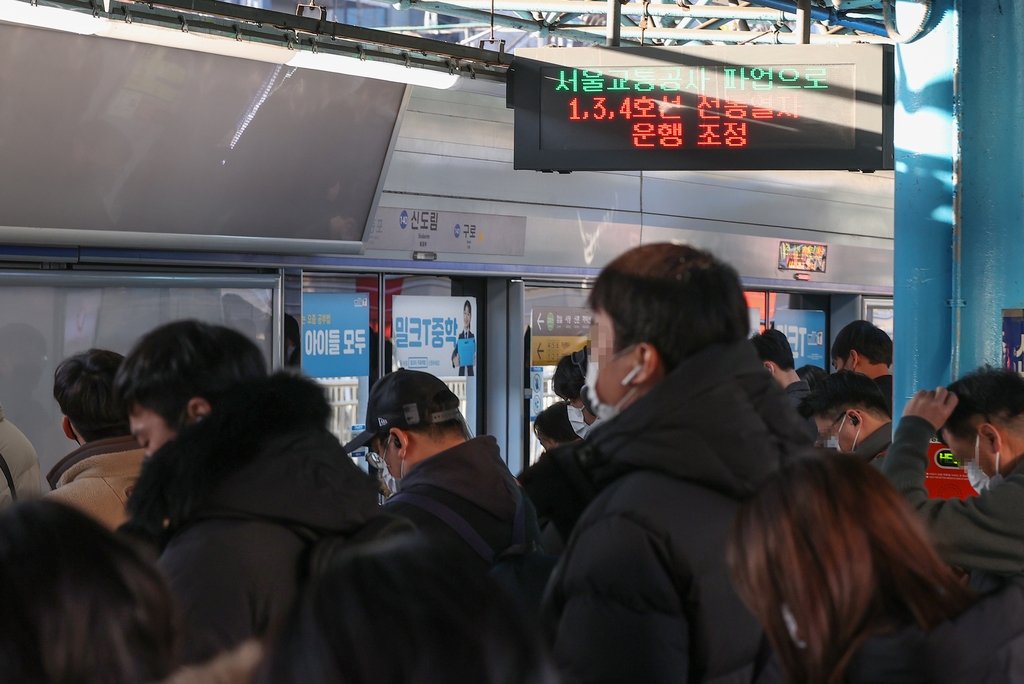 [사진톡톡] 서울교통공사 파업 첫 날 신도림역