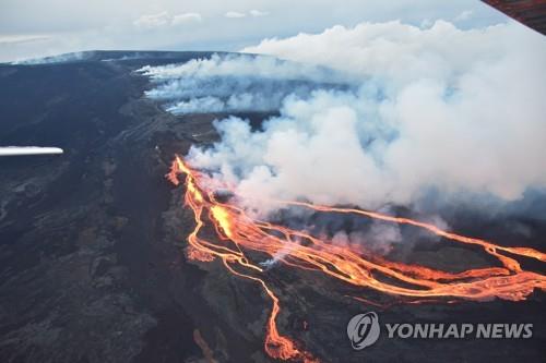 38년 만에 폭발 세계 최대 하와이 활화산, 60ｍ 용암분수 뿜어