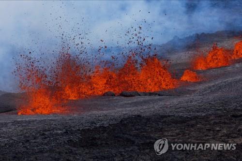 38년 만에 폭발 세계 최대 하와이 활화산, 60ｍ 용암분수 뿜어