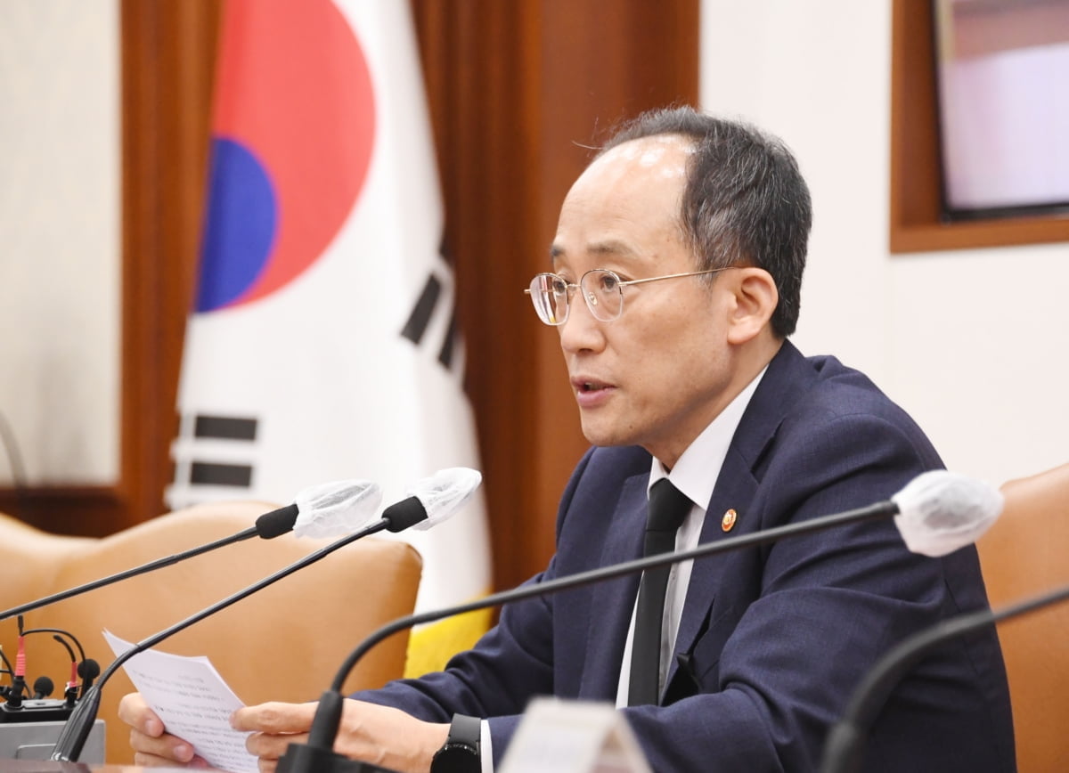 2년 만에 수출 '털썩'…추경호 "반전 어려워도 체질 개선"